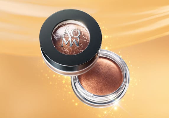 Launched Cosme DECORTÉ AQMW Eye Glow Gem, an eye shadow with excellent color, luster, and makeup retention
